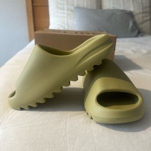 BRAND NEW YEEZY SLIDES *Resin 2022*